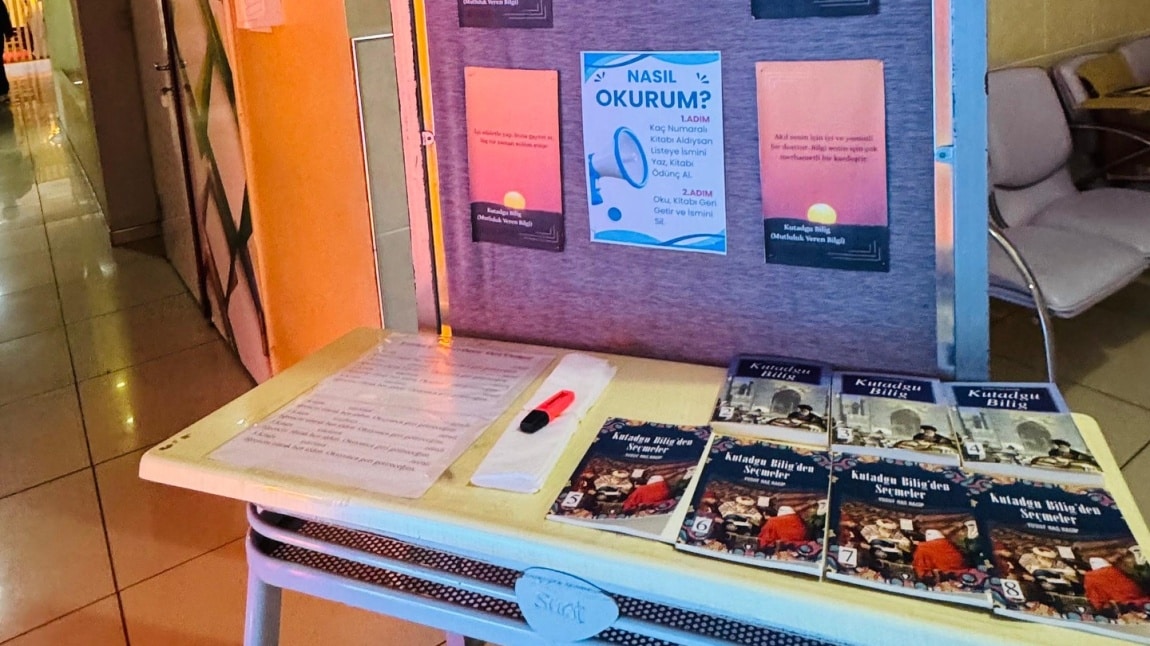 Yusuf Has Hacip’in kaleme aldığı Kutadgu Bilig (Mutluluk Veren Bilgi) eser standı okulumuz giriş katında sergilenmektedir. 